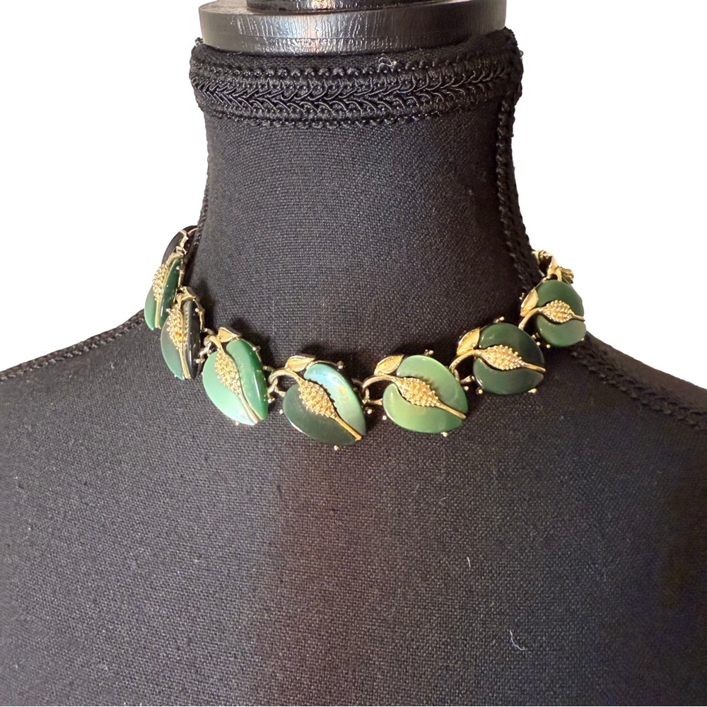 LISNER Vintage Green Thermoset Peach Pit Necklace Chunky Choker